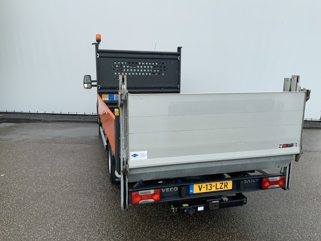 47131630-2.jpg