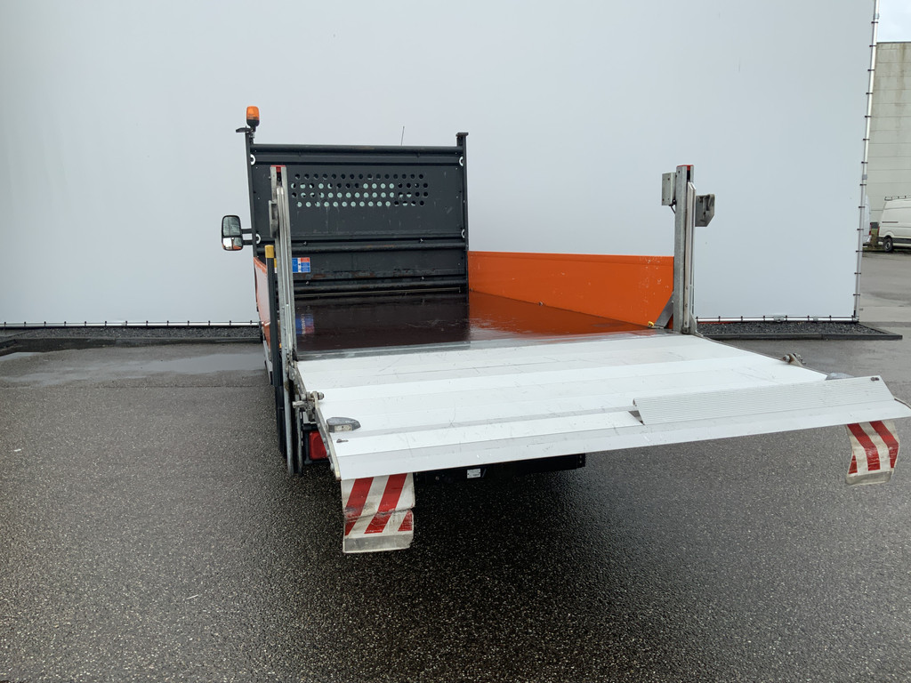 47131630-7.jpg