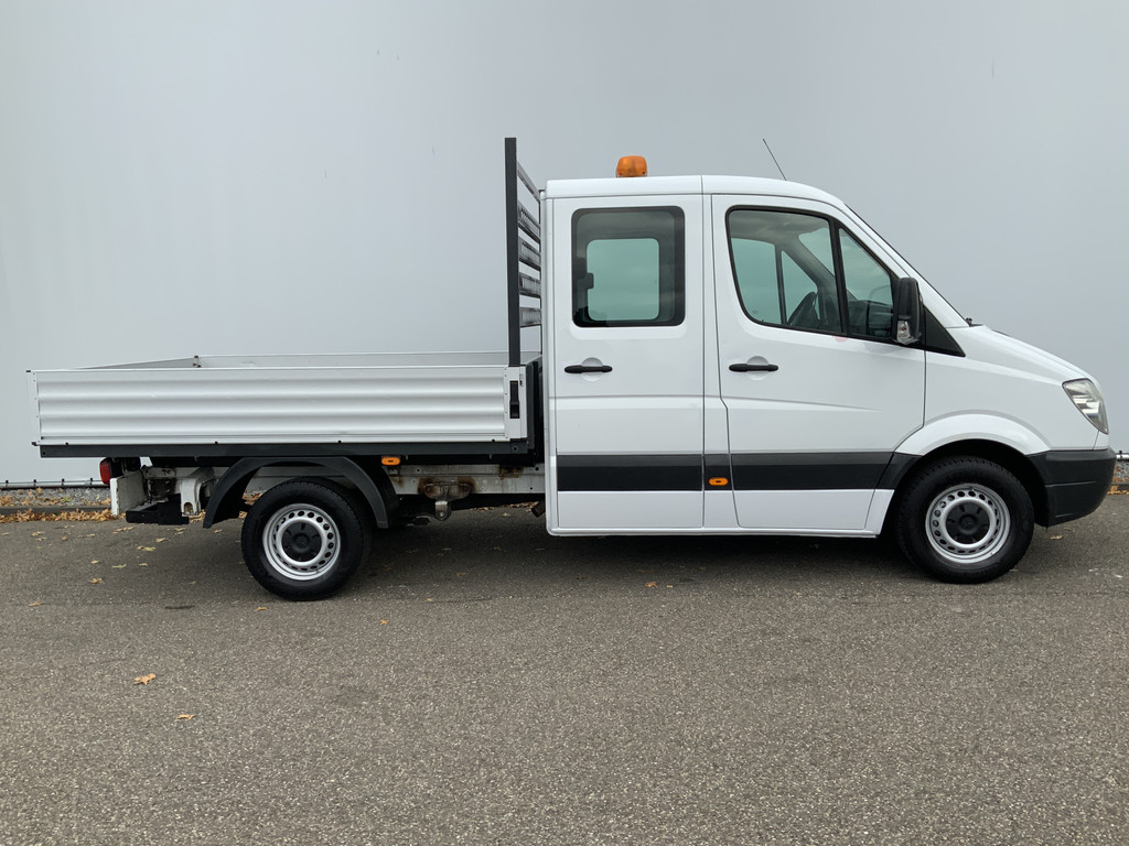 48692778-6.jpg